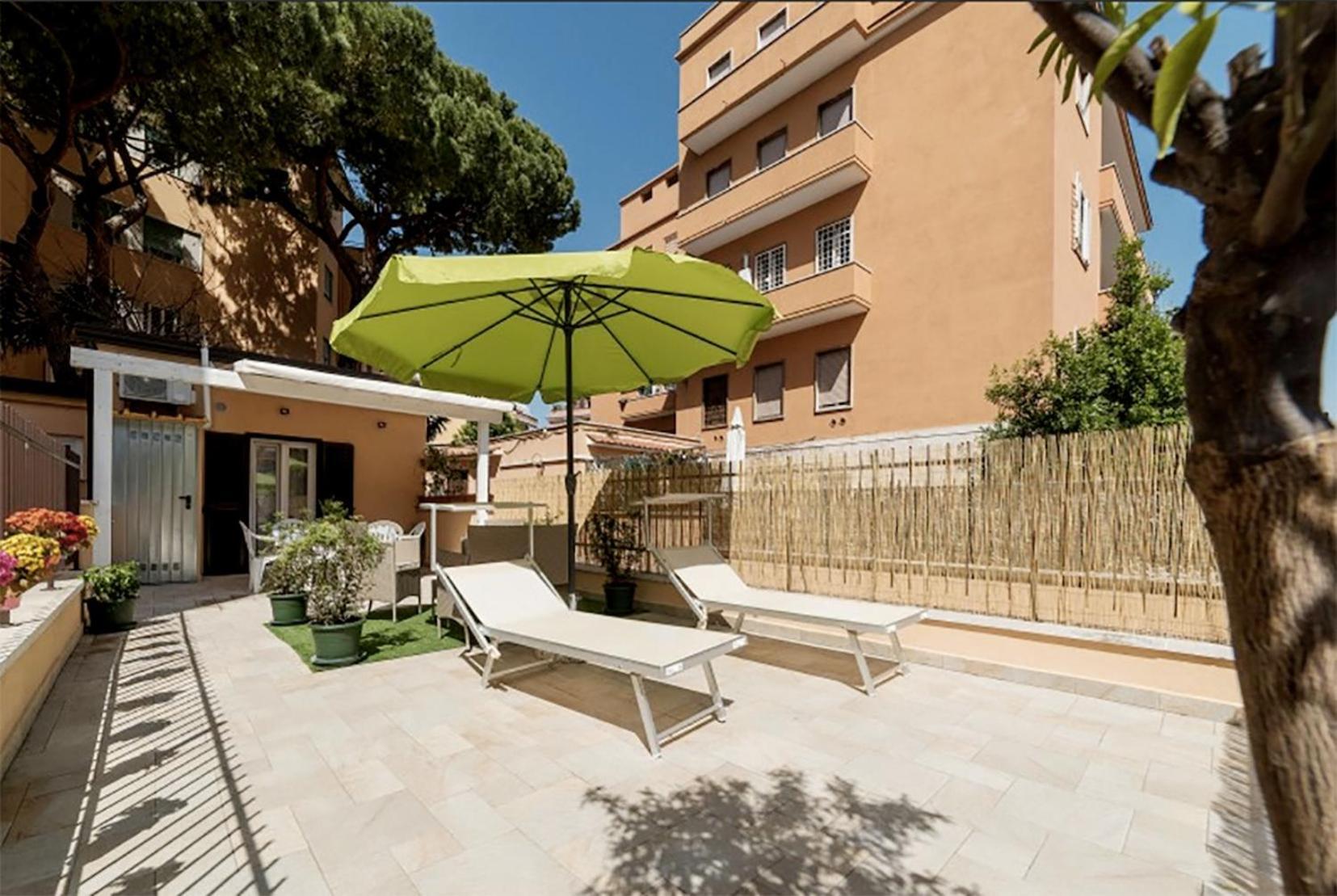 Wonderful Little Gem With A Large Private Terrace! Apartment Rom