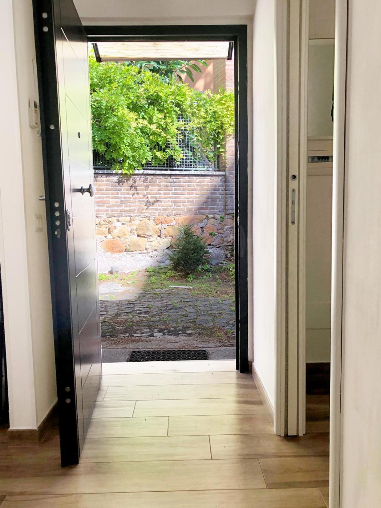 Wonderful Little Gem With A Large Private Terrace! Apartment *